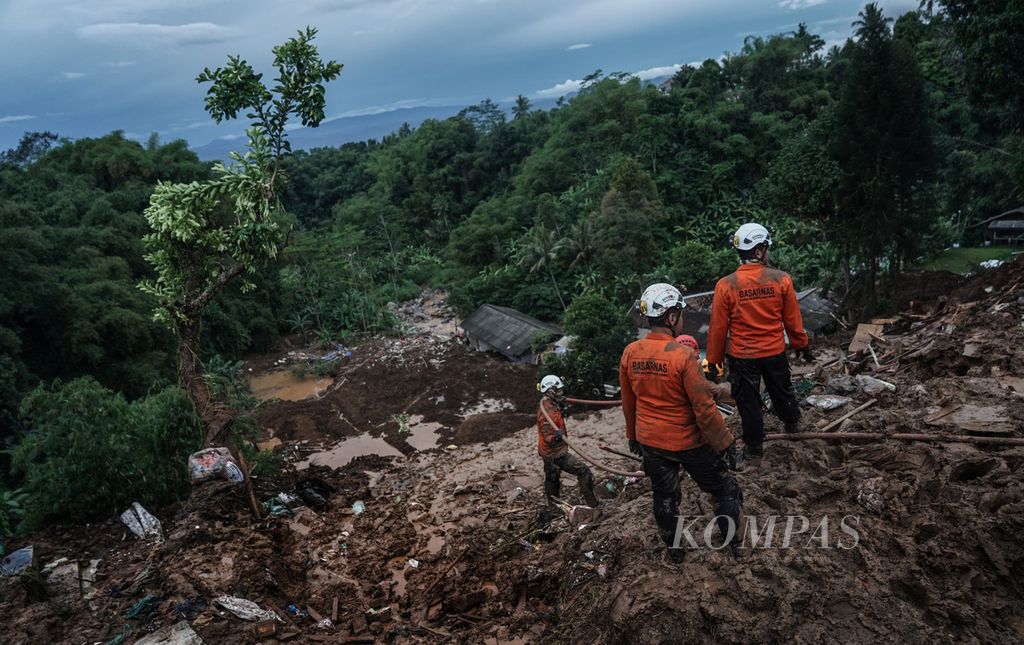 Petugas gabungan SAR melakukan pencarian korban yang masih tertimbun longsor di Cijedil, Kabupaten Cianjur, Jawa Barat, Kamis (24/11/2022). 
