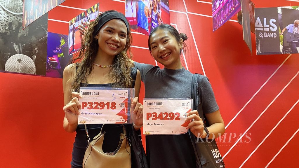 Grecia Hutapea (27) (kiri) dan Maya Mauren (25) menunjukkan nomor dada yang akan dikenakan dalam Borobudur Marathon Powered by Bank Jateng, Minggu (19/11/2023). Pada lomba Minggu, dua perempuan yang berprofesi sebagai model itu bakal mengikuti kategori 10 kilometer.
