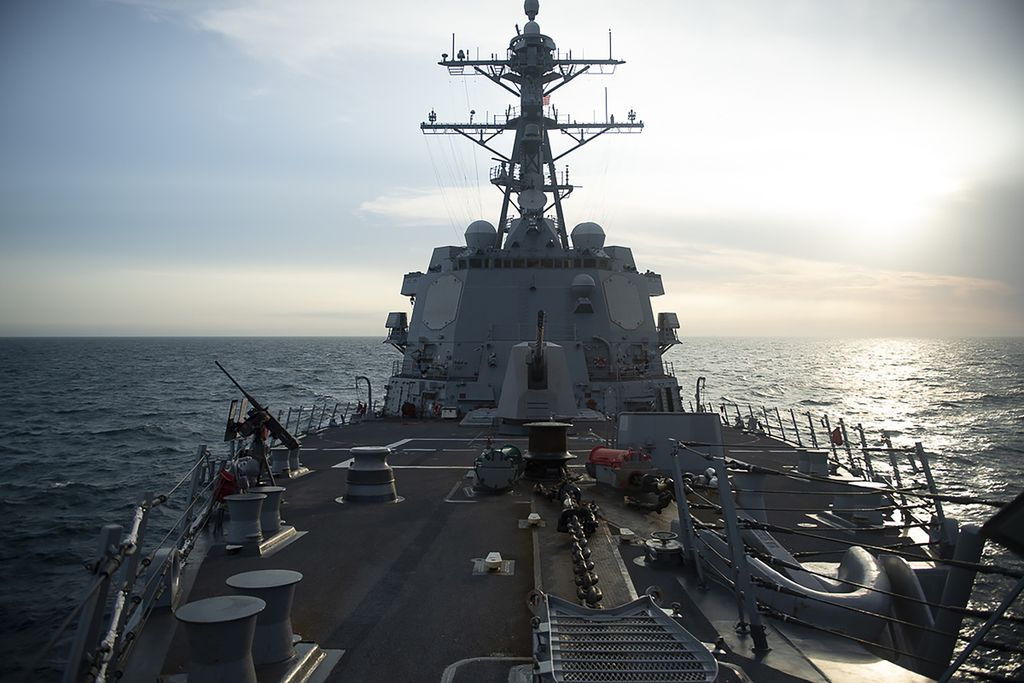 Kapal perusak dengan rudal berpemandu kelas Arleigh Burke milik Angkatan Laut AS, USS Sampson (DDG 102), melintasi Selat Taiwan dalam operasi rutin, 26 April 2022. 