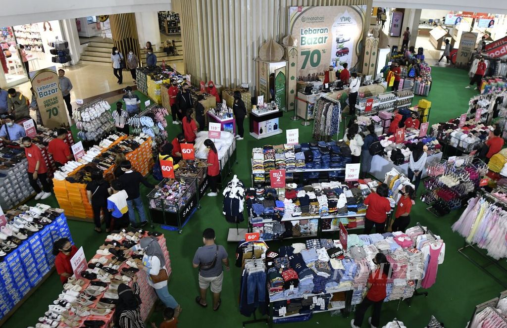 Pengunjung berbelanja di salah satu pusat perbelanjaan di Jakarta, Selasa (4/4/2023). Selain untuk memenuhi kebutuhan saat hari raya, dana tunjangan hari raya (THR) sebaiknya dapat dikelola dan dimanfaatkan untuk kebutuhan lain. 