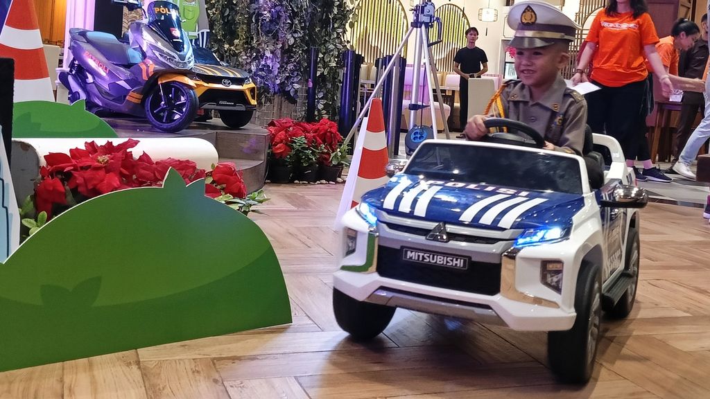 Polisi cilik saat mengendarai mobil mainan polisi di Mal Living World, Alam Sutera, Tangerang Selatan, Rabu (20/9/2023).