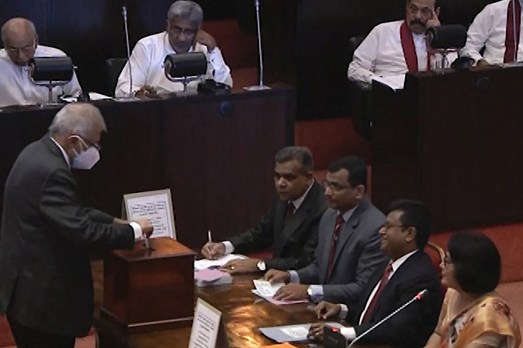 Foto yang diambil pada 20 Juli 2022 dan dirilis Parlemen Sri Lanka menunjukkan Ranil Wickremesinghe (kiri) memberikan suara saat pemilihan presiden baru Sri Lanka di parlemen. 