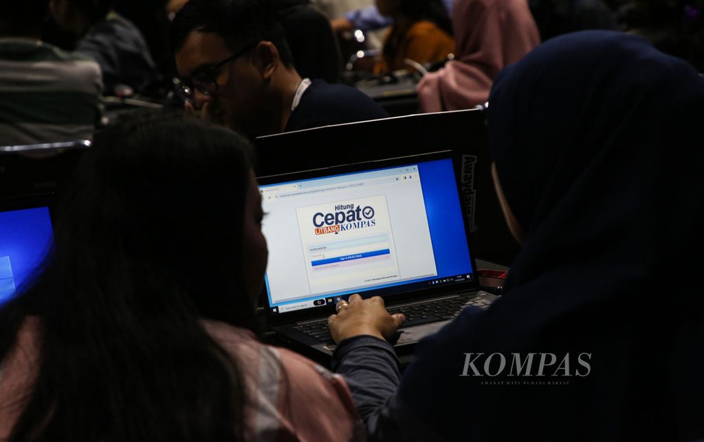 Laman hitung cepat yang diakses tim pusat data Litbang <i>Kompas</i> 2024 pada simulasi hitung cepat atau <i>quick count</i> pemilihan presiden dan legislatif di Menara Kompas, Jakarta, Senin (12/2/2024). 