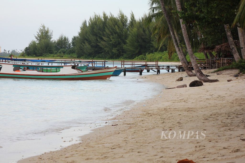 Suasana Pulau Panjang di Kecamatan Kepulauan Banyak, Kabupaten Aceh Singkil, Aceh, Selasa (4/7/2023). Pulau Panjang menjadi salah satu lokasi wisata populer di daerah itu. Aceh Singkil memiliki potensi wisata bahari yang sangat besar.