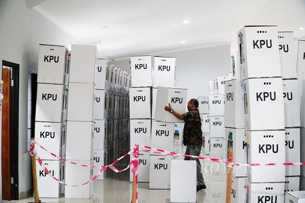 Panitia Pemilihan Kecamatan Balikpapan Utara, Balikpapan, Kalimantan Timur mengambil kotak suara yang akan direkapitulasi di tingkat kecamatan, Senin (29/4/2019).