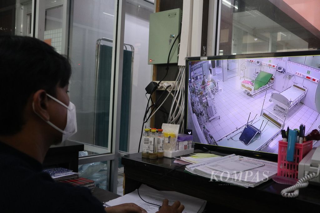 Petugas memantau pasien Covid-19 melalui monitor di Rumah Sakit Daerah Gunung Jati, Kota Cirebon, Jawa Barat, Kamis (16/6/2022). Saat ini, rumah sakit tersebut merawat tiga pasien Covid-19 setelah dua bulan tidak menangani kasus Covid-19.