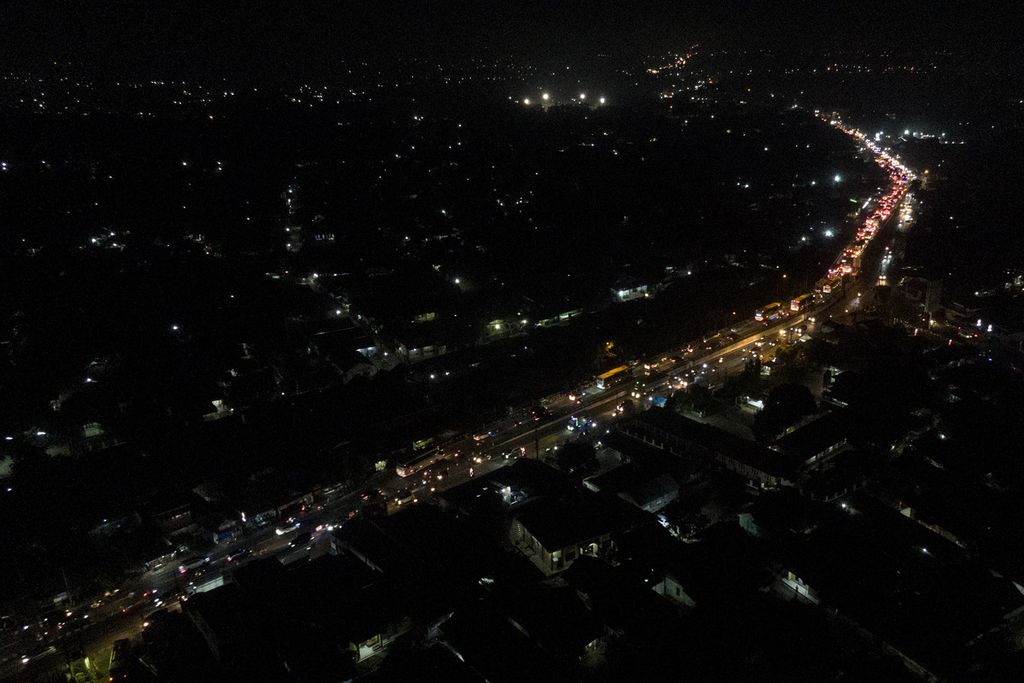 Rows of vehicles stuck in a traffic jam at the Jomin Intersection, Karawang, West Java, Saturday (29/4/2023). Congestion occurs at the Jomin Intersection due to the one-way scheme.