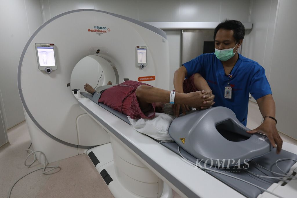 Anggota staf bagian radiologi Rumah Sakit Jantung Harapan Kita, Jakarta, mempersiapkan proses pemeriksaan pasien dengan alat baru <i>multislice computerized tomography</i> (MSCT), Kamis (19/1/2023).