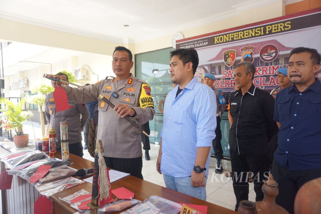 Jajaran Polresta Cilacap menggelar jumpa pers kasus dukun cabul di Cilacap, Jawa Tengah, Selasa (7/11/2023). 