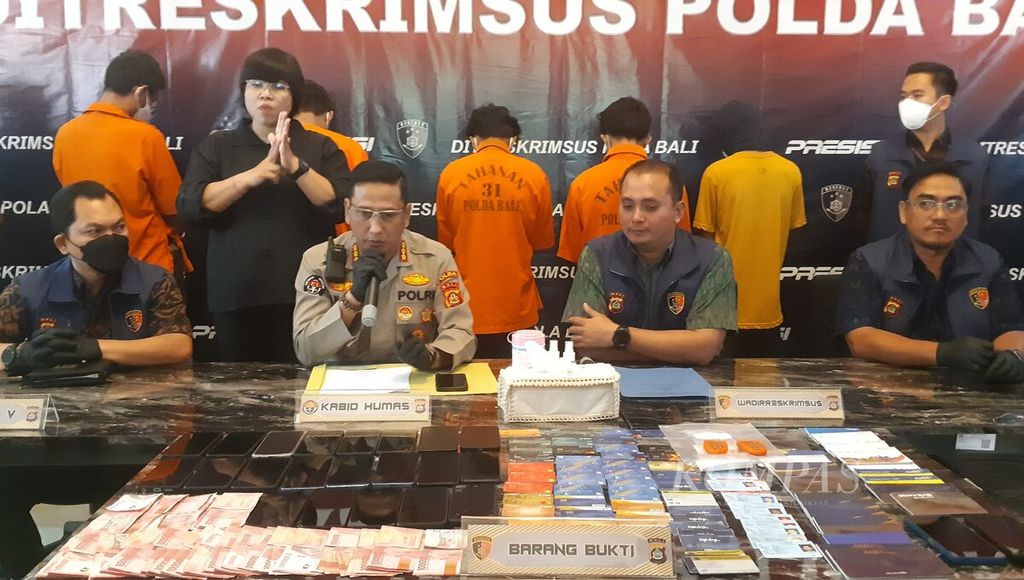 Subdirektorat Siber Direktorat Reserse Kriminal Khusus Polda Bali mengungkap kejahatan penipuan, yang melibatkan jaringan lintas provinsi. Kepala Bidang Humas Polda Bali Komisaris Besar Jansen Avitus Panjaitan (kedua, kiri) bersama Wakil Direktur Reserse Kriminal Khusus Polda Bali Ajun Komisaris Besar Ranefli Dian Candra (kedua, kanan) dalam konferensi pers di Gedung Direktorat Reserse Kriminal Khusus Polda Bali, Kota Denpasar, Selasa (11/6/2024).