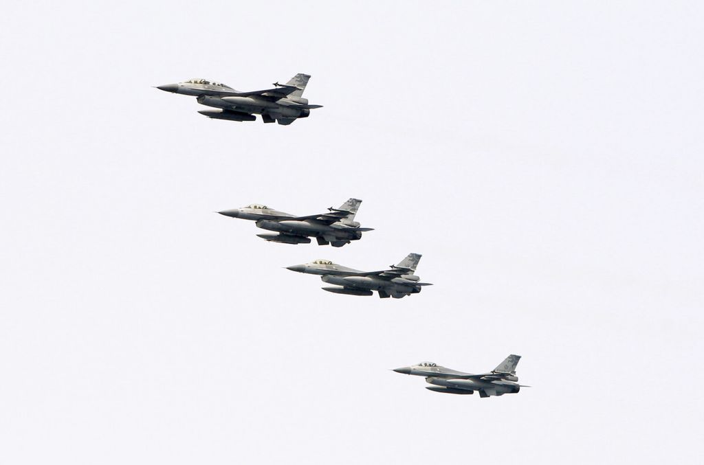 Jet-jet tempur F-16 milik Taiwan terbang dalam formasi rapat pada latihan Angkatan Laut di Pangkalan Angkatan Laut Suao di Yilan, Taiwan, 13 April 2018).  