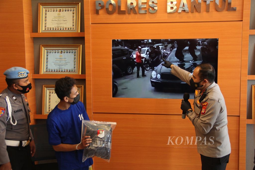 Kepala Kepolisian Resor Bantul Ajun Komisaris Besar Ihsan menunjukkan foto peristiwa pengeroyokan dan perusakan mobil dalam konferensi pers, Sabtu (29/1/2022), di Markas Polres Bantul, Daerah Istimewa Yogyakarta. 