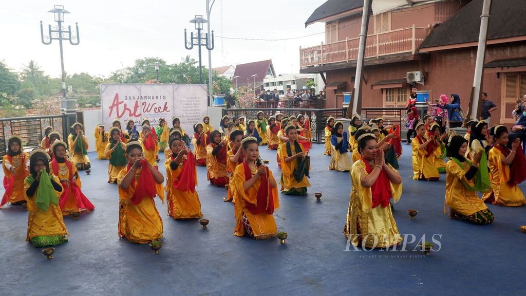 Pergelaran tari Radap Rahayu massal dalam acara penutupan Banjarmasin Art Week 2022 di Kota Banjarmasin, Kalimantan Selatan, Kamis (10/11/2022). Tari Radap Rahayu massal ini melibatkan 70 penari dari kalangan siswa dan mahasiswa.