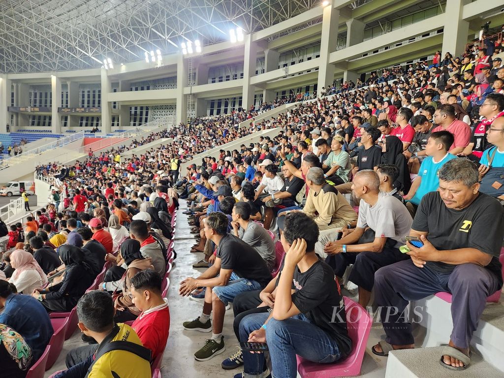 Para penonton pendukung Persis Solo menyaksikan dari tribune dalam laga perebutan tempat ketiga Piala Presiden 2024 antara Persis Solo dan Persija Jakarta di Stadion Manahan, Kota Surakarta, Jawa Tengah, Sabtu (3/8/2024). Laga itu dimenangi Persis Solo dengan skor akhir 1-0. 