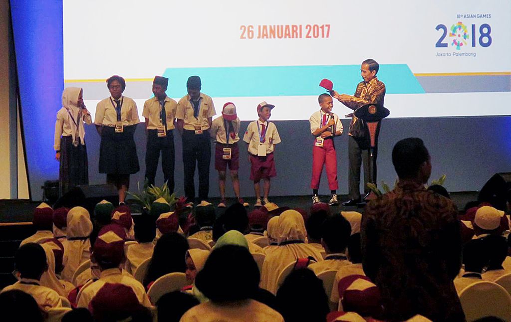 Presiden Joko Widodo berdialog dengan sejumlah siswa sekolah dasar dan sekolah menengah pertama, Kamis (26/1/2017), di acara Rembug Nasional Pendidikan di Jakarta.
