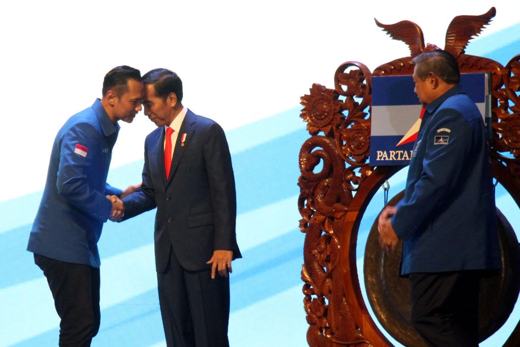 Presiden Joko Widodo (kedua kiri) berjabat tangan dengan Ketua Kogasma Partai Demokrat Agus Harimurti Yudhoyono (kiri) disaksikan oleh Ketua Umum Partai Demokrat Susilo Bambang Yudhoyono (kanan) saat membuka Rapat Pimpinan Nasional (Rapimnas) Partai Demokrat 2018 di Sentul International Convention Center (SICC), Bogor, Jawa Barat, Sabtu (10/3/2018).