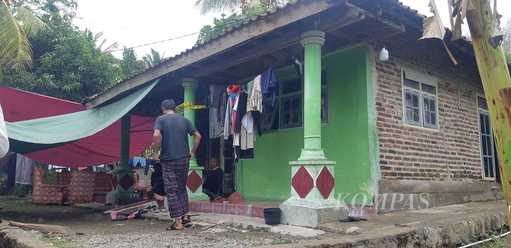 Potret rumah Rasni, korban pembunuhan, di Desa Cangkoak, Kecamatan Dukupuntang, Kabupaten Cirebon, Jawa Barat, Senin (27/11/2023). Rasni diduga menjadi korban pembunuhan oleh mantan suami sirinya.