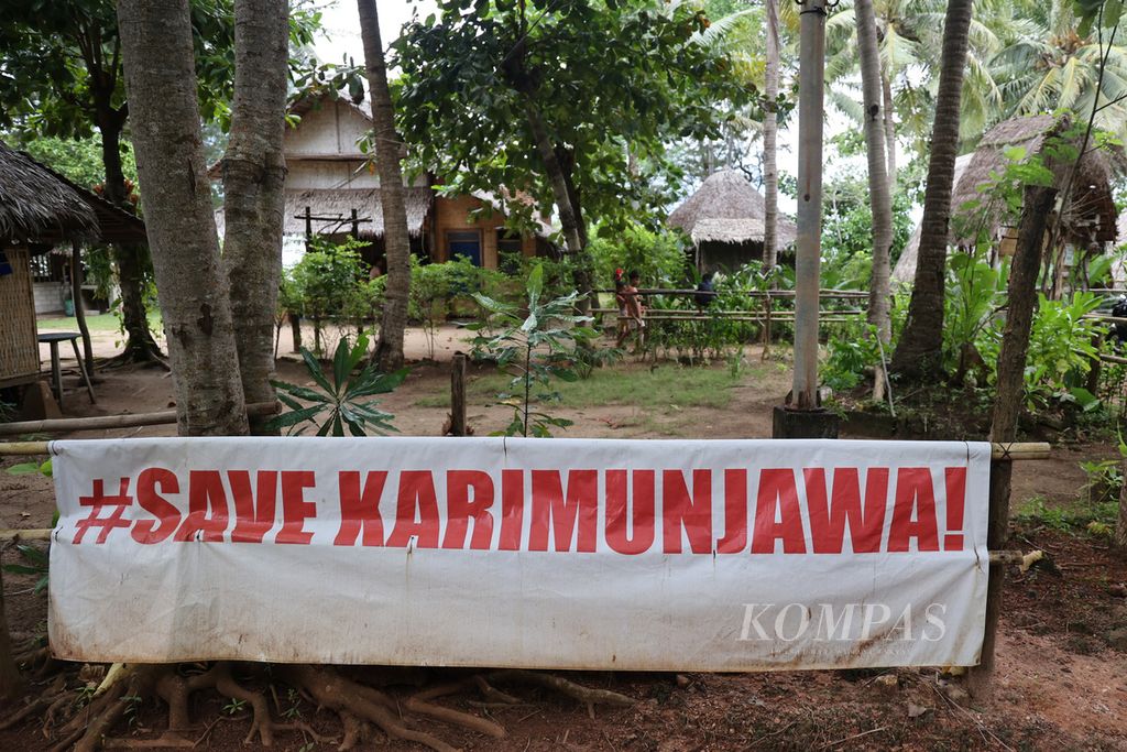 Spanduk dukungan terhadap gerakan melawan praktik tambak udang di kawasan konservasi Karimunjawa dipasang di sebuah penginapan di Desa Kemujan, Karimunjawa, Jepara, Kamis (18/4/2024).