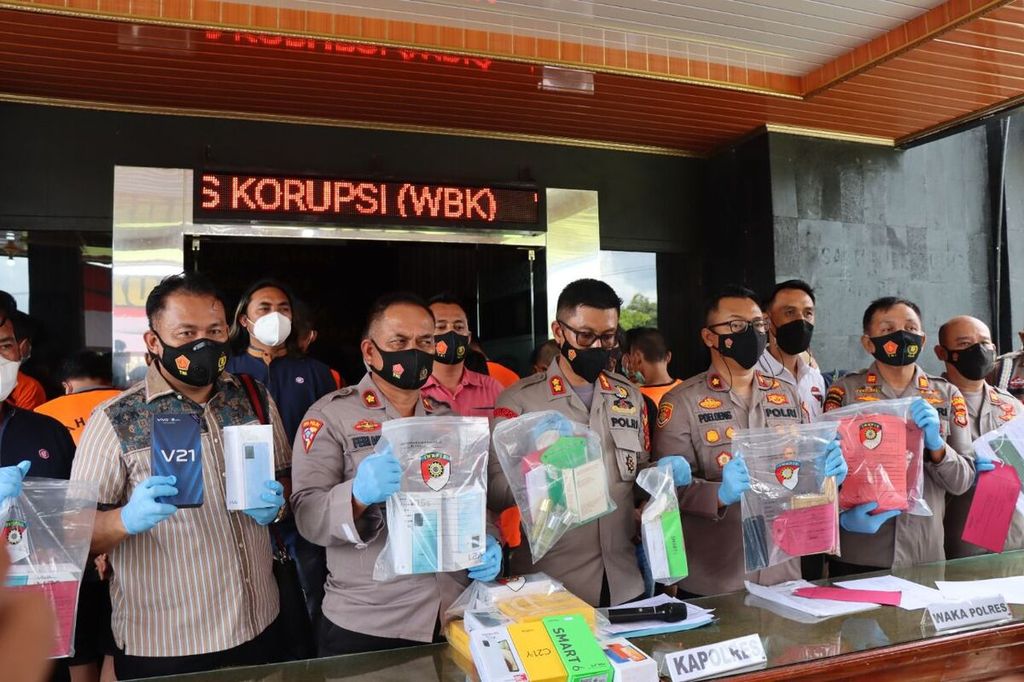 Jajaran aparat kepolisian Resor Lampung Barat menunjukkan barang bukti kasus kekerasan seksual yang dilakukan seorang guru di Kabupaten Pesisir Barat, Lampung.