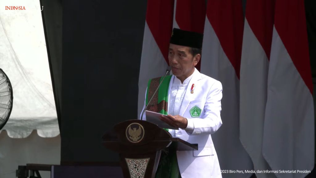 Presiden Joko Widodo memberikan sambutan pada acara pengukuhan Pimpinan Pusat Pagar Nusa di Surabaya, Jawa Timur, Minggu (22/10/2023).