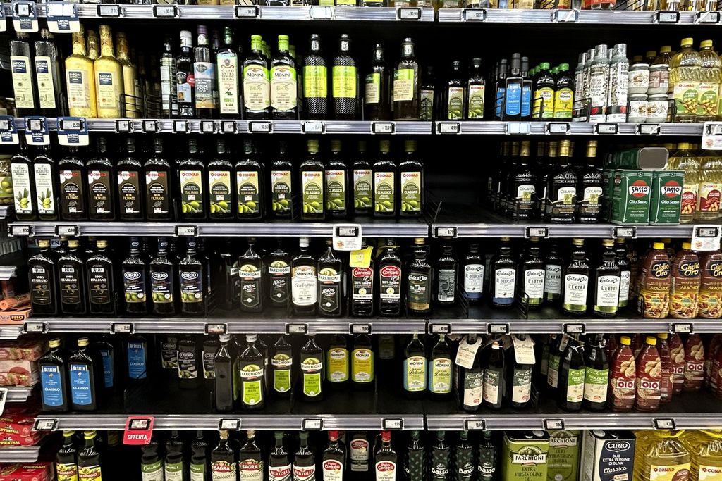 Deretan botol berisi minyak zaitun terlihat di supermarket di Roma, Italia, 8 Maret 2024.