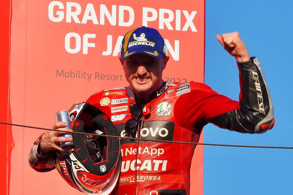 Pebalap Ducati Lenovo Jack Miller merayakan kemeanngannua di podium usai Grand Prix MotoGP Jepang di Sirkuit Twin RIng, Motegi, Jepang, Minggu (25/9/2022).