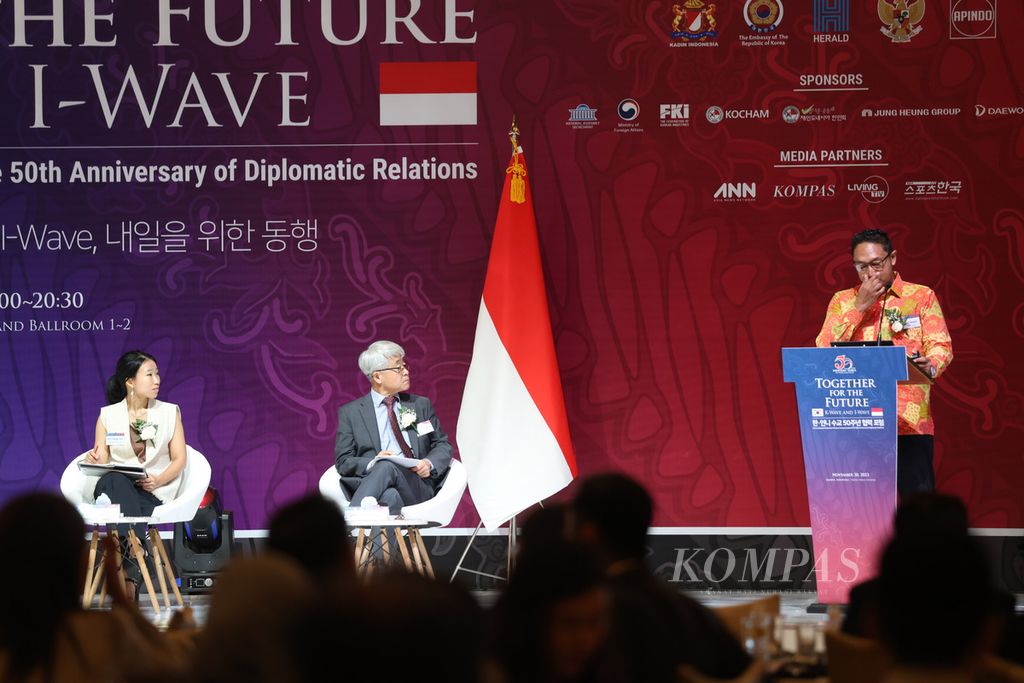 Koordinator Desk Korea Direktorat Asia Timur Kementerian Luar Negeri Puji Basuki (kiri) berbicara dalam acara peringatan 50 tahun hubungan diplomatik Indonesia-Korea Selatan di Ballroom Hotel Mulia Senayan, Jakarta, Kamis (30/11/2023). 