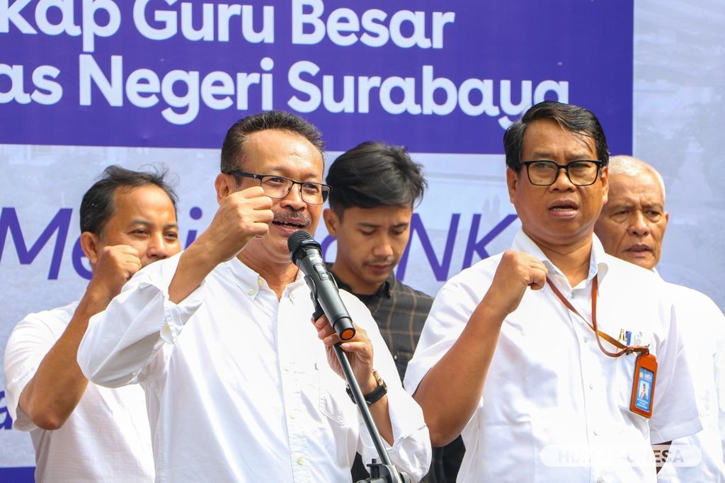 Seruan Guru Besar, Sivitas Akademika, dan Alumni Unesa Mengawal Demokrasi, Menjaga NKRI di Kampus Lidah Wetan, Surabaya, Jawa Timur, Senin (5/2/2024).