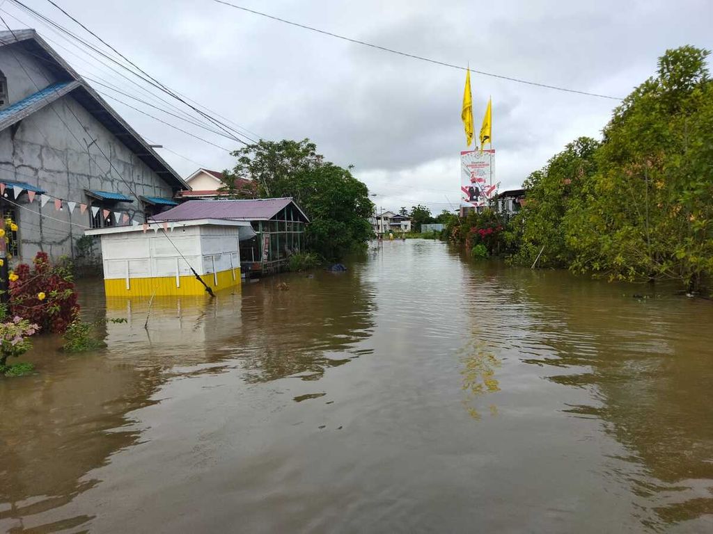 Banjir di salah satu wilayah Kabupaten Kapuas Hulu, Kalimantan Barat. Banjir ada yang terjadi mulai Sabtu (25/11/2023) dan ada yang terjadi mulai Senin (27/11/2023). Hingga Sabtu (9/12/2023), banjir belum surut.