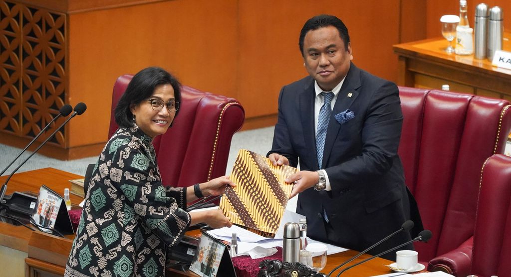 Menteri Keuangan Sri Mulyani (kiri) bersama Wakil Ketua DPR Rachmat Gobel yang memimpin Rapat Paripurna Ke-7 Masa Sidang I Tahun Sidang 2022-2023 di Ruang Sidang Paripurna DPR RI, Jakarta, Kamis (29/8/2022). 