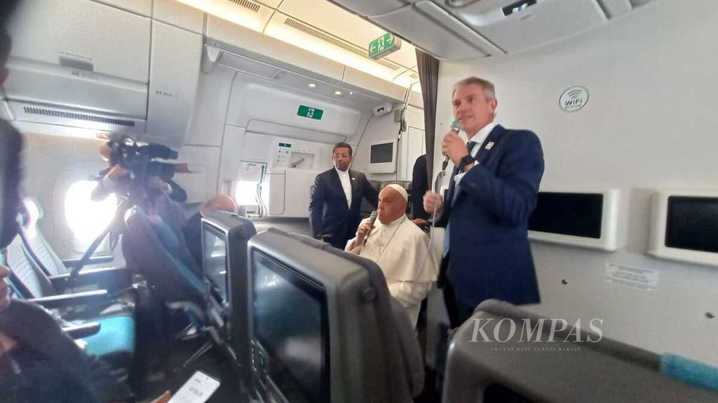  Paus Fransiskus di atas pesawat Singapore Airlines, Jumat (13/9/2024), memberikan konferensi pers di hadapan wartawan yang mengiringi penerbangannya kembali ke Vatikan dari perjalanan apostolik di empat negara Asia dan Oseania.  