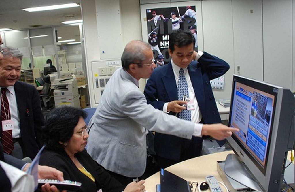 Seorang tenaga ahli dari Jepang, sedang menunjukkan beberapa fitur dan aplikasi dalam siaran TV digital di negeri itu kepada delegasi Indonesia yang sedang melakukan studi banding berkait dengan rencana migrasi TV analog ke digital di Indonesia, (12/4/2006).