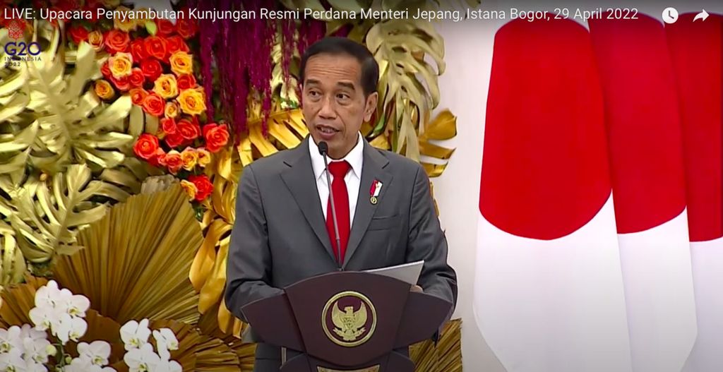 Presiden Joko Widodo dalam pernyataan pers seusai pertemuan bilateral dengan Perdana Menteri Jepang Fumio Kishida yang berlangsung di Istana Kepresidenan Bogor, Jawa Barat, Jumat (29/4/2022). 