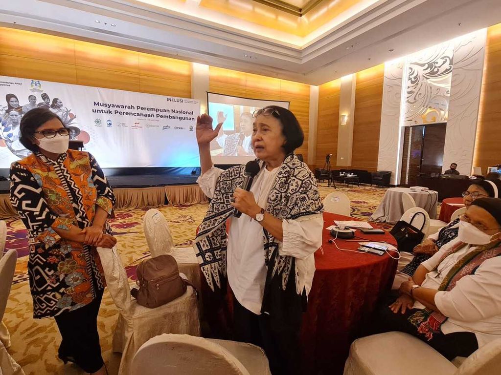 Suasana Musyawarah Perempuan Nasional untuk Perencanaan Pembangunan (Musyawarah PNPP) Tahun 2023, yang berlangsung selama dua hari di Jakarta, Senin (17/4/2023) hingga Selasa (18/4/2023). Musyawarah PNPP diikuti sekitar 3.800 peserta, yang tersebar di sekitar 1.000 titik dari kabupaten, kecamatan, hingga pedesaan/kelurahan yang juga berlangsung secara daring. Tampak Deputi Kesetaraan Genderi Kementerian PPPA, Lenny N Rosalin, mendengarkan tanggapan dari Zumrotin K Susilo dari Yayasan Kesehatan Perempuan.
