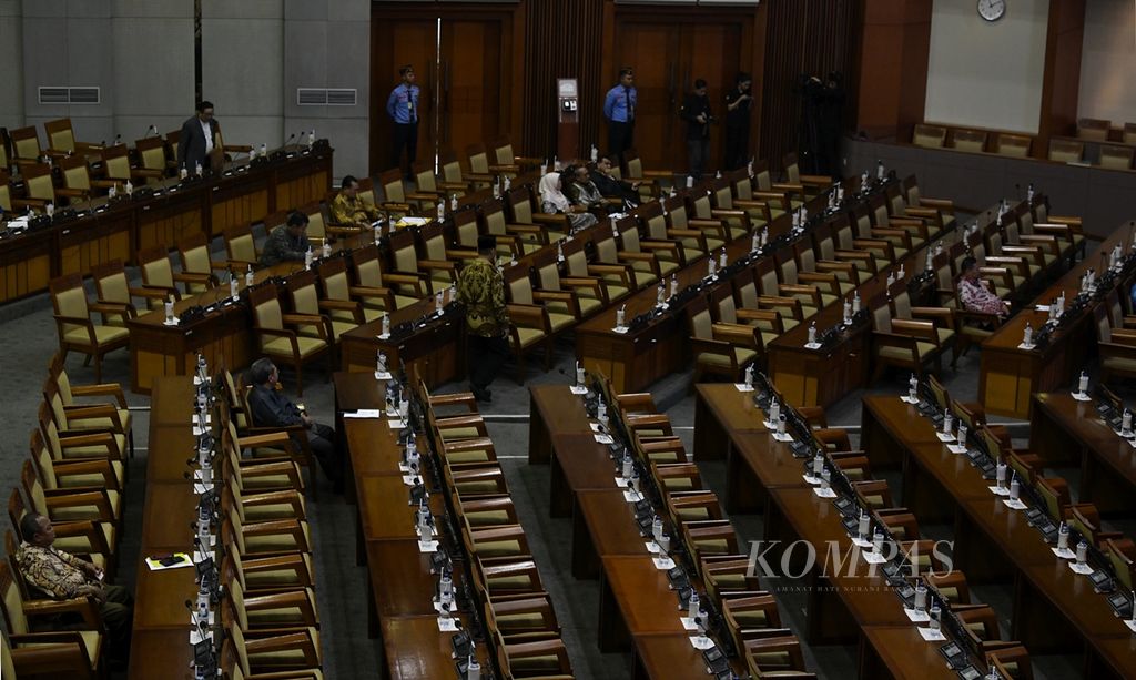Sebagian besar kursi anggota DPR terlihat kosong saat berlangsung Sidang Paripurna ke-4 DPR masa persidangan I tahun sidang 2019-2020 di Kompleks Parlemen, Senayan, Jakarta, Selasa (27/8/2019). 