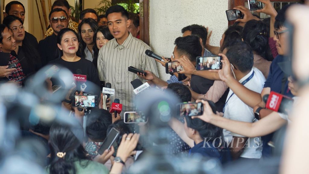 Ketua DPP PDI P Puan Maharani bersama Ketua Umum Partai Solidaritas Indonesia (PSI) Kaesang Pangarep memberi keterangan kepada jurnalis setelah keduanya melakukan pertemuan di Kafe Ombe Koffie, Menteng, Jakarta, Kamis (5/10/2023).