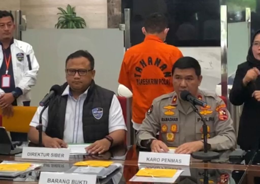 Kepala Biro Penerangan Masyarakat Divisi Humas Polri Brigadir Jenderal (Pol) Ahmad Ramadhan (kanan) bersama Direktur Tindak Pidana Siber Badan Reserse Kriminal Polri Brigadir Jenderal (Pol) Adi Vivid Agustiadi Bachtiar (kiri) memberikan keterangan pers tentang penangkapan dan penahanan tersangka dugaan tindak pidana ujaran kebencian, APH, di Bareskrim Polri, Senin (1/5/2023). 