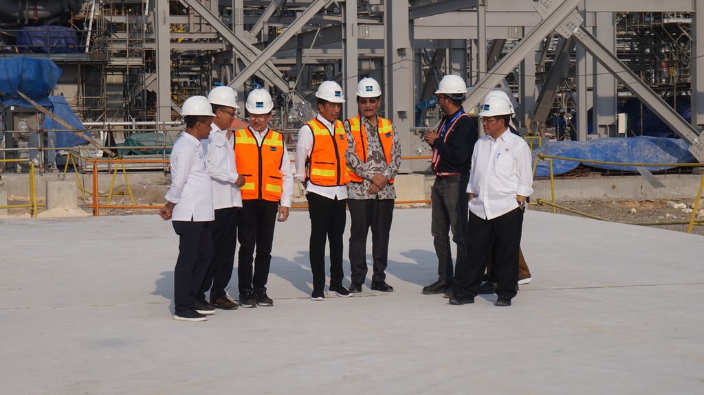 Presiden Joko Widodo saat meninjau lokasi proyek pabrik pengolahan dan pemurnian atau smelter kedua PT Freeport Indonesia di Kawasan Ekonomi Khusus Java Integrated Industrial and Port Estate (JIIPE), Gresik, Jawa Timur, Selasa (20/6/2023).