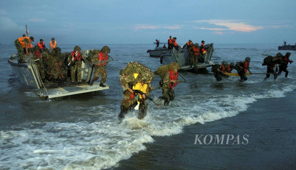 Ratusan prajurit Marinir diterjunkan dalam operasi pendaratan amfibi di Pantai Banongan, Situbondo, Jawa Timur, Sabtu (2/2/2008). 