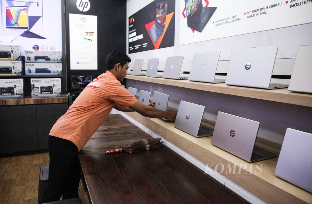 Deretan laptop baru yang ditawarkan di salah satu toko di pusat perbelanjaan di kawasan Kuningan, Jakarta, Rabu (25/10/2023). Penguatan dollar AS mulai memengaruhi harga barang-barang elektronik. Dampaknya, pedagang mulai merasakan terjadi penurunan permintaan karena konsumen menahan diri untuk berbelanja. 