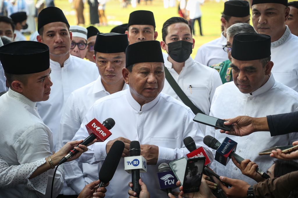 Menteri Pertahanan yang juga Ketua Umum Partai Gerindra Prabowo Subianto menjawab pertanyaan wartawan seusai shalat Idul Fitri di Masjid Agung Al-Azhar, Jakarta, Sabtu (22/4/2023). 