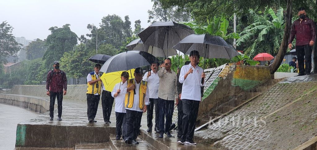 Presiden Joko Widodo saat meninjau proses normalisasi Sungai Ciliwung, Jakarta, Selasa (21/2/2023). 