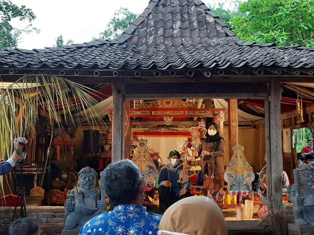 Pementasan wayang dengan cerita berasal dari relief Jataka di Candi Borobudur, ditampilkan oleh para pegiat seni di Desa Borobudur, Kecamatan Borobudur, Kabupaten Magelang, Jawa Tengah, Rabu (14/4/2022) petang.