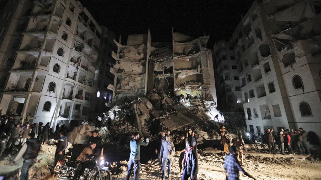 Bangunan di sebuah area di kota Idlib, yang masih dikuasai kelompok pemberontak di Suriah utara, hancur akibat ledakan yang belum diketahui penyebabnya, Selasa (10/4/2018). Ledakan tersebut menyebabkan 11 orang meninggal dan 80 warga terluka. 