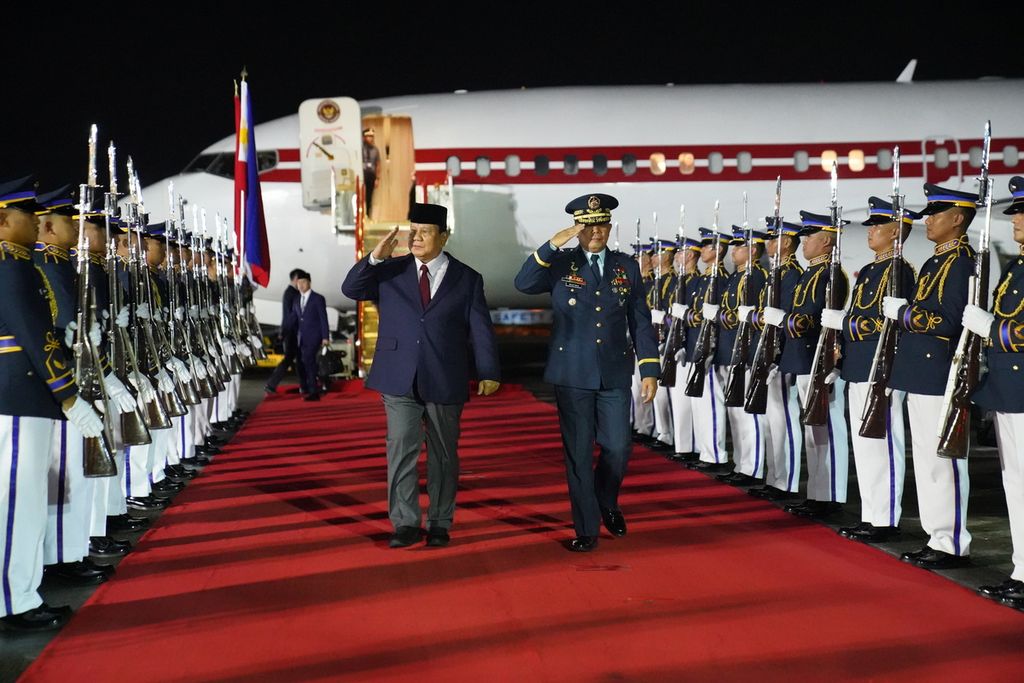 Menteri Pertahanan Prabowo Subianto, Kamis (19/9/2024) malam, tiba di Villamor Air Base, Manila, Filipina. Kedatangannya disambut oleh Komandan Instalasi Udara dan Komando Pengembangan Pangkalan Angkatan Udara Filipina MGEN Pablo Rustia.