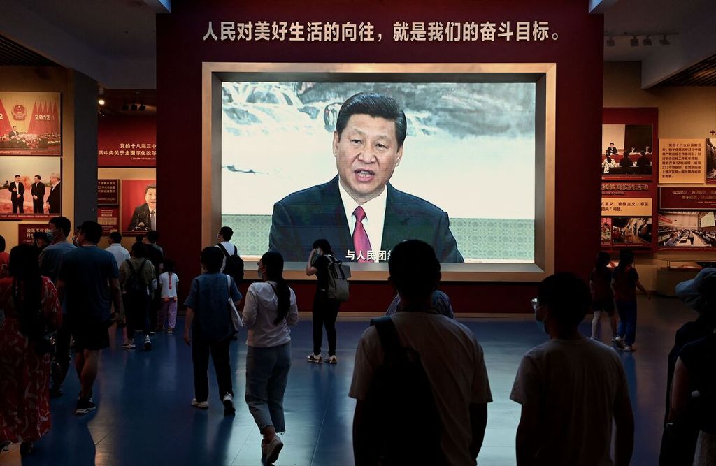 Gambar Presiden Xi Jinping ditampilkan di Museum Partai Komunis China, di Beijing, Minggu (4/9/2022). 