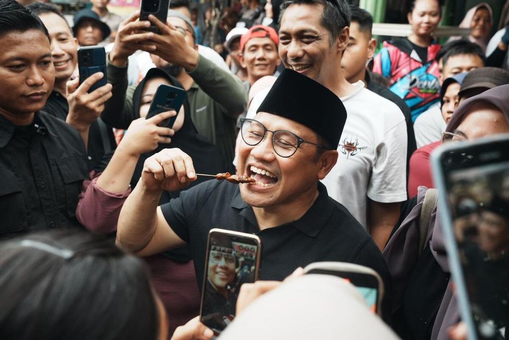 Cawapres Abdul Muhaimin Iskandar bertemu dengan pedagang di Pasar Citra Niaga Jombang, Sabtu (6/1/2024). 