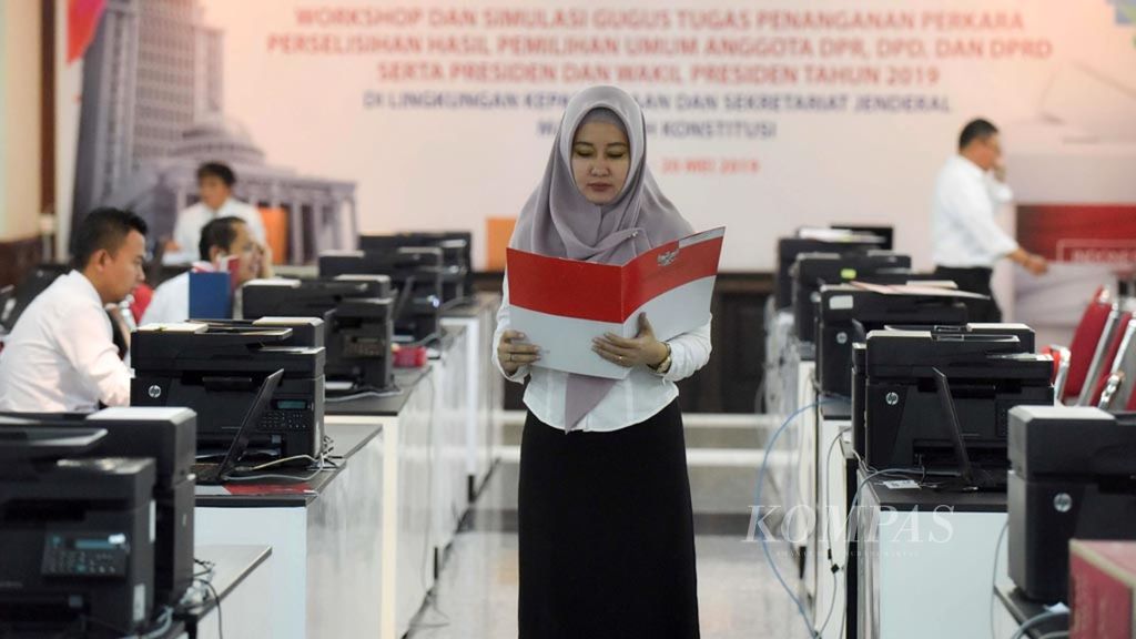 Suasana di ruang pemeriksaan berkas pengajuan gugatan perselisihan hasil pemilihan umum (PHPU) 2019 2019 di dalam gedung Mahkamah Konstitusi (MK), Jakarta Pusat, Selasa (21/5/2019). Mulai hari itu, MK telah membuka layanan pendaftaran gugatan PHPU 2019. Layanan pendaftaran gugatan PHPU akan berakhir pada Jumat (24/5/2019) pukul 01.46 WIB, sesuai dengan penetapan hasil rekapitulasi nasional penghitungan suara Pemilu 2019 oleh Komisi Pemilihan Umum (KPU), Selasa (21/5/2019) dini hari.