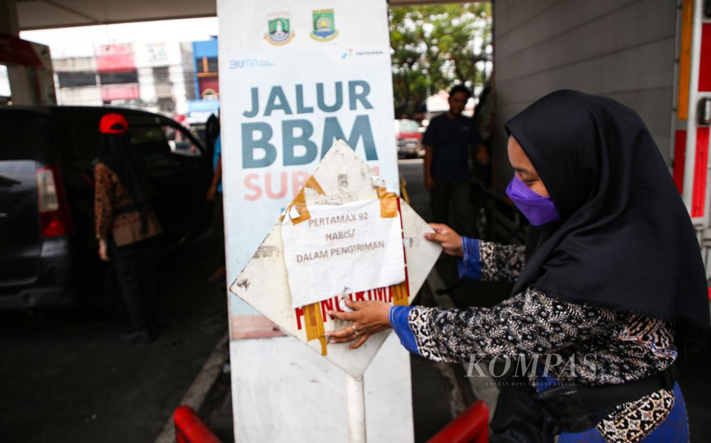 Petugas memasang tanda perihal kosongnya bahan bakar minyak (BBM) jenis pertamax di SPBU di kawasan Larangan, Kota Tangerang, Banten, Senin (02/10/2023). 