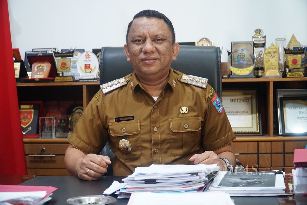 Penjabat Bupati Kepulauan Mentawai Fernando Jongguran Simanjuntak ketika dijumpai di ruangannya di Tuapejat, Kepulauan Mentawai, Sumatera Barat, Selasa (25/7/2023).